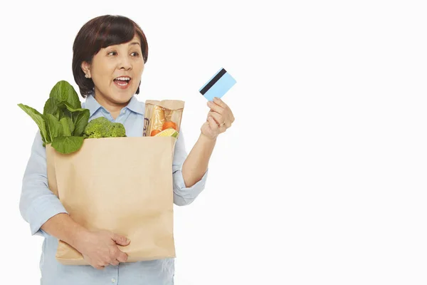Mujer Con Comestibles Sosteniendo Una Tarjeta Crédito — Foto de Stock