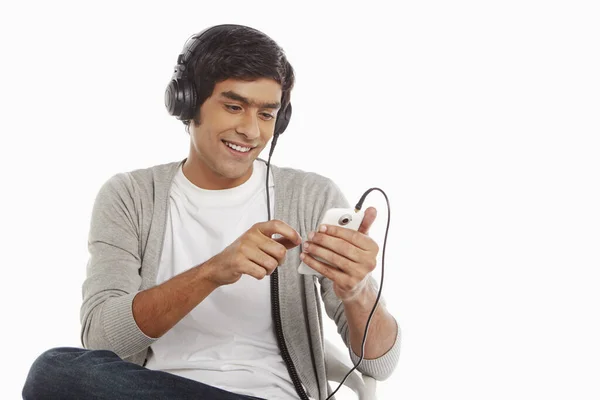 Hombre Escuchando Música Teléfono Móvil —  Fotos de Stock