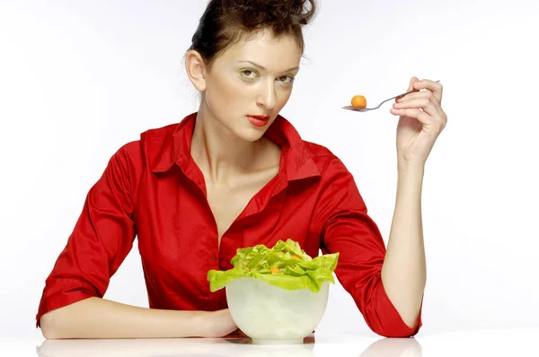 女人吃着一碗沙拉 — 图库照片