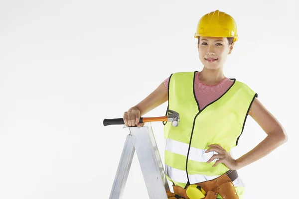 Ouvrier Construction Debout Sur Échelle Tenant Marteau — Photo