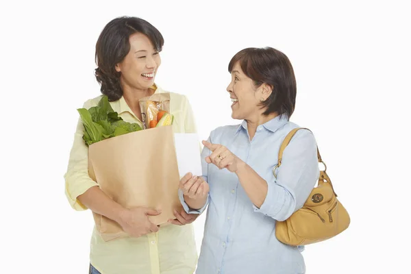 Kobiety Zakupami Sprawdzają Listę Zakupów — Zdjęcie stockowe