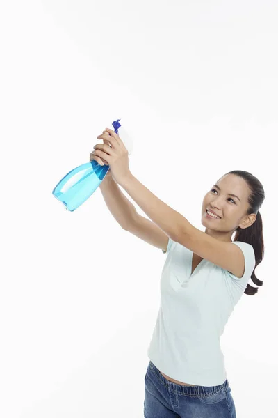 Mujer Sosteniendo Una Botella Spray — Foto de Stock