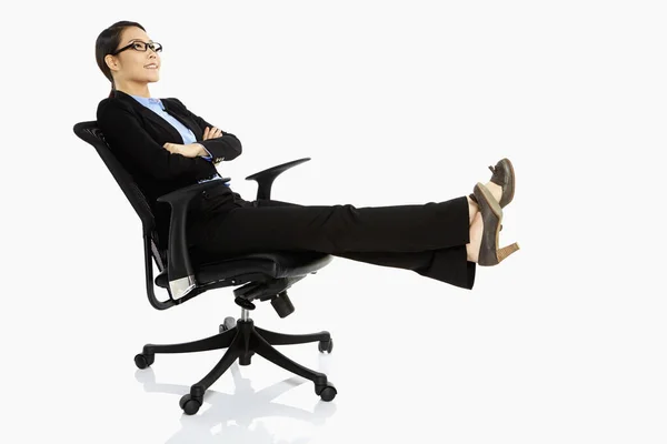 Geschäftsfrau Entspannt Sich Auf Einem Stuhl — Stockfoto