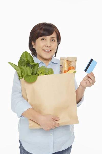 Mulher Com Compras Segurando Cartão Crédito — Fotografia de Stock