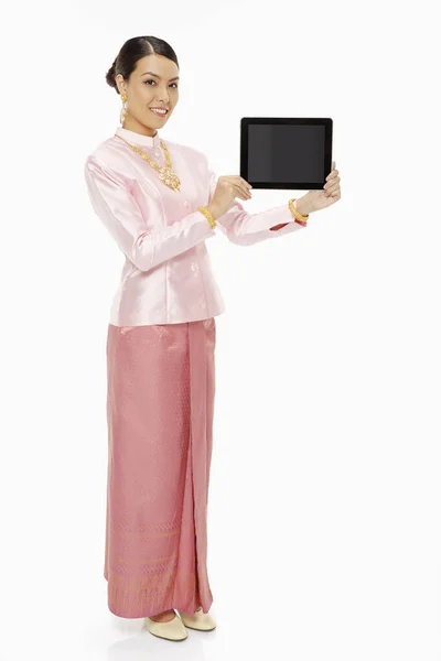 Mulher Roupa Tradicional Segurando Tablet Digital — Fotografia de Stock