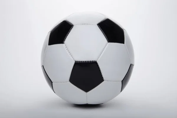 軽い背景にサッカーボール — ストック写真