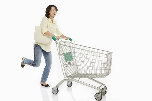 ショッピングカートを押す女性 — ストック写真