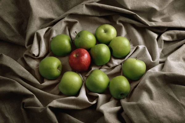 Roter Apfel Unter Grünen Äpfeln — Stockfoto
