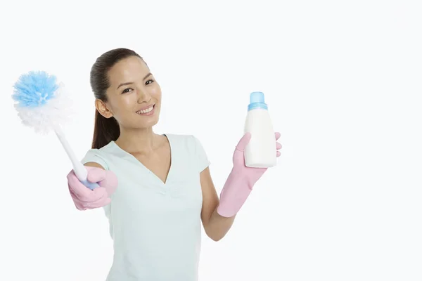 Frau Hält Waschmittelflasche Und Bürste Hoch — Stockfoto