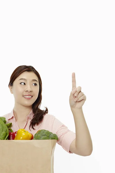 手のジェスチャーを示す食品と陽気な女性 — ストック写真