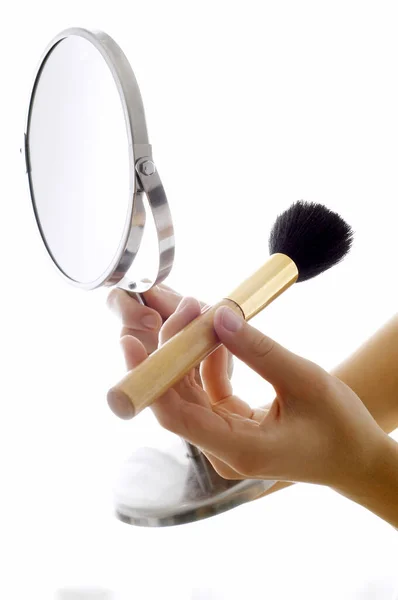 Ein Paar Hände Mit Einem Spiegel Und Einer Gesichtsbürste — Stockfoto