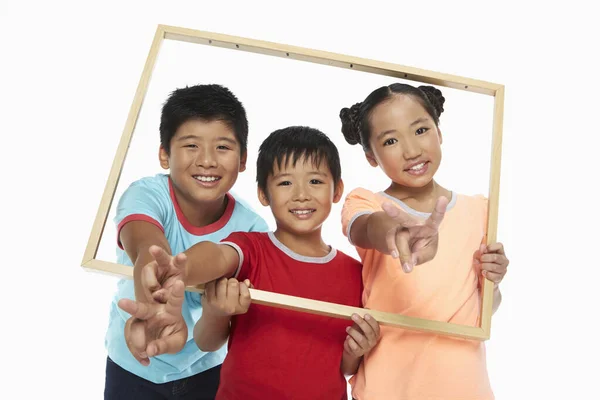 Dzieci Trzymające Drewnianą Ramę Uśmiechnięte — Zdjęcie stockowe