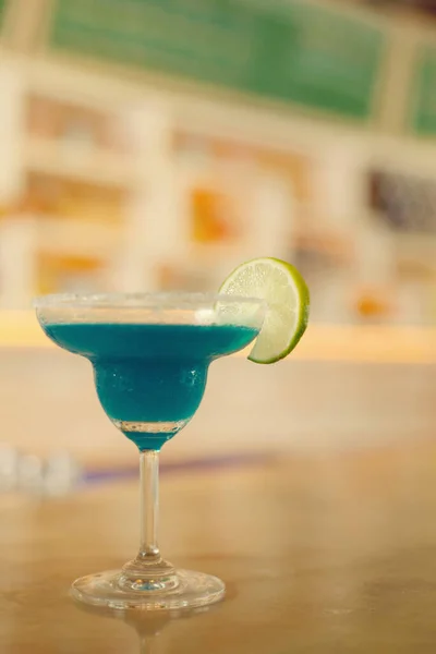 Szklanka Niebieskiego Koktajlu Limonką — Zdjęcie stockowe
