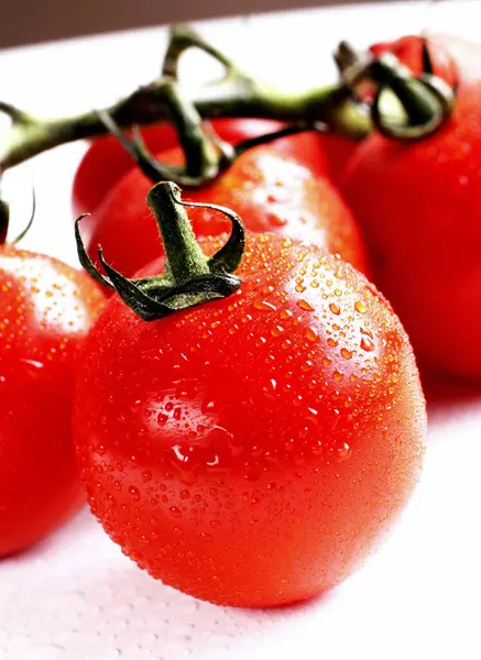 Świeże Pomidory Izolowane Białym — Zdjęcie stockowe