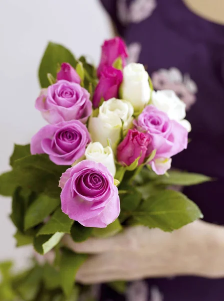 Lindas Flores Rosas Mão — Fotografia de Stock