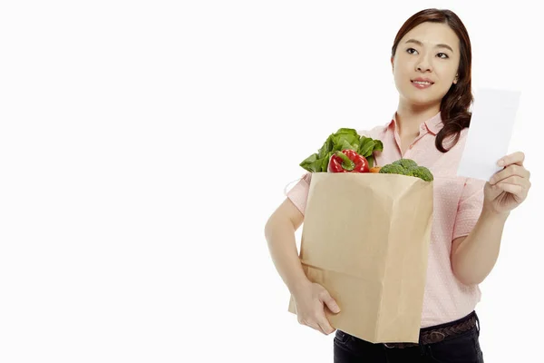 Mulher Segurando Saco Compras Uma Lista Compras — Fotografia de Stock