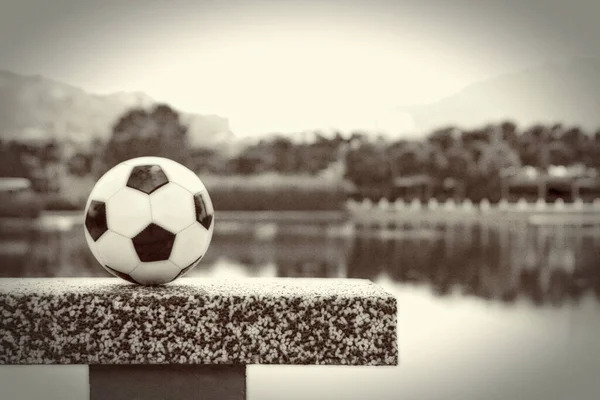 Bola Futebol Junto Lago — Fotografia de Stock