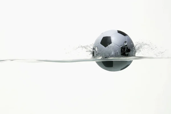 Fotbalový Míč Cákající Vody — Stock fotografie
