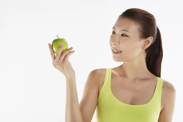 Mujer Sosteniendo Una Manzana Verde —  Fotos de Stock