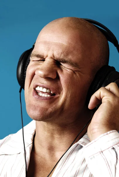 Hombre Escuchando Música Sus Auriculares —  Fotos de Stock