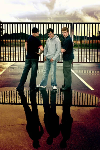 Three Boys Standing Gate — Zdjęcie stockowe