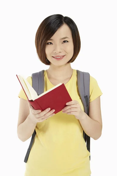 Mulher Alegre Lendo Livro — Fotografia de Stock