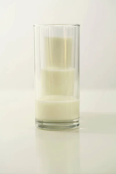 Tre Bicchieri Latte Con Quantità Diversa — Foto Stock