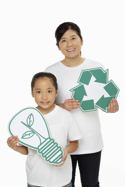 Moeder Dochter Met Een Recycle Logo Een Uitgesneden Gloeilamp — Stockfoto