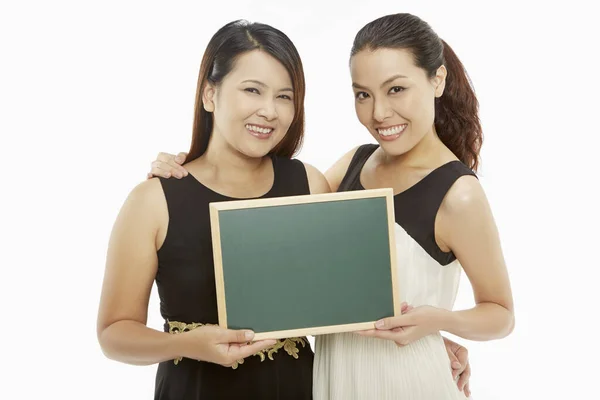 Duas Mulheres Segurando Quadro Branco — Fotografia de Stock