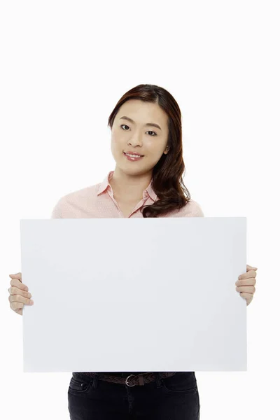 Mulher Segurando Cartaz Branco — Fotografia de Stock