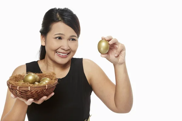 Mujer Alegre Sosteniendo Huevo Oro — Foto de Stock