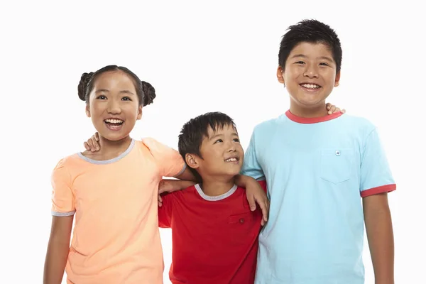 Drei Kinder Mit Lächelnden Armen Die Kamera — Stockfoto