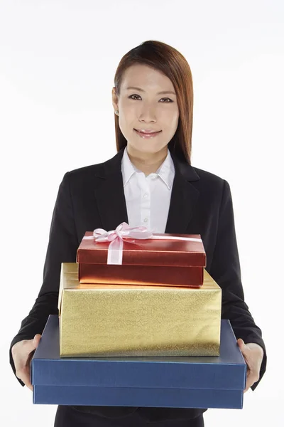 Geschäftsfrau Mit Einem Stapel Geschenkboxen — Stockfoto