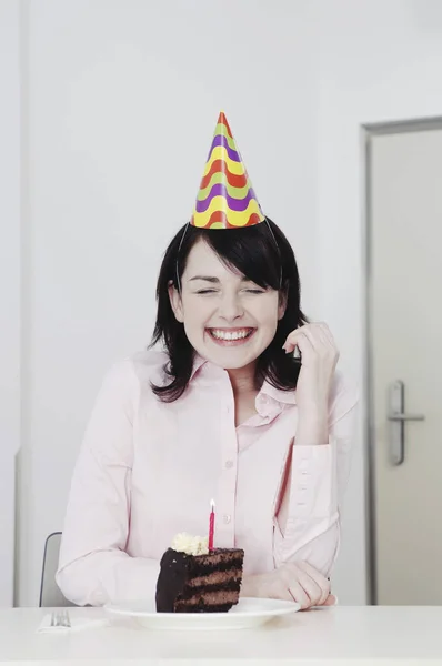 Mulher Celebrando Seu Aniversário Sozinha — Fotografia de Stock