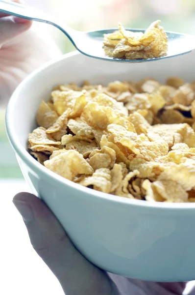 Primer Plano Una Mano Recogiendo Una Cucharada Cereal Para Desayuno — Foto de Stock