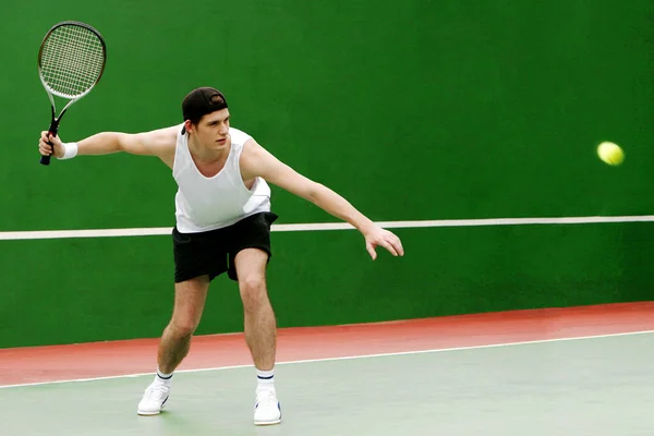 Man Playing Tennis Tennis Court — ストック写真