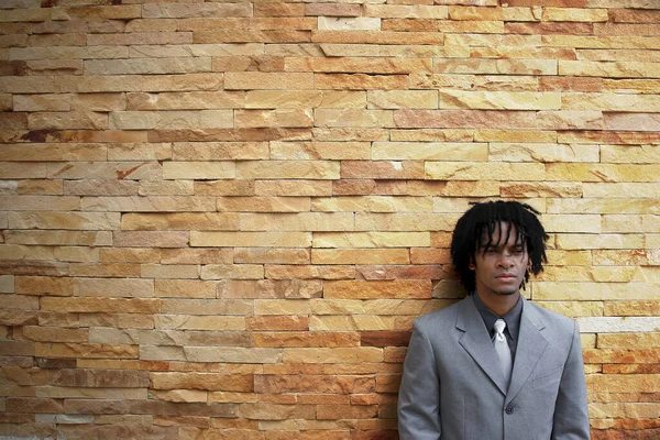Ein Afroamerikanischer Mann Business Anzug Lehnt Einer Wand — Stockfoto
