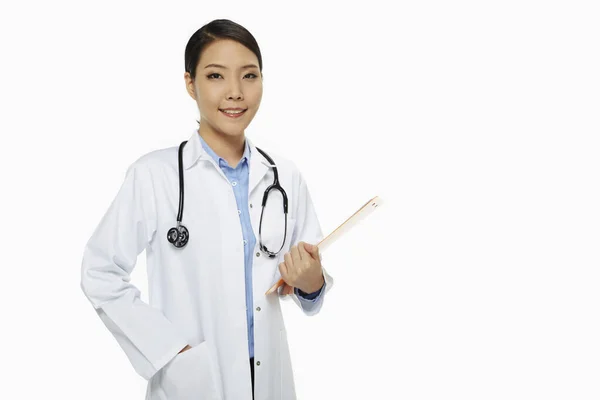 Tıbbi Personel Gülümsüyor Elinde Bir Pano Tutuyor — Stok fotoğraf