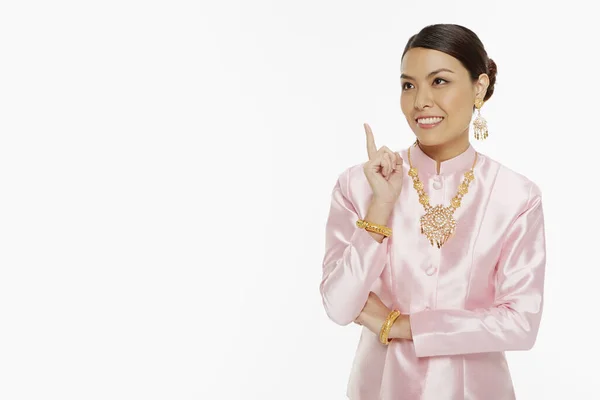 Mulher Alegre Roupas Tradicionais Mostrando Gesto Mão — Fotografia de Stock