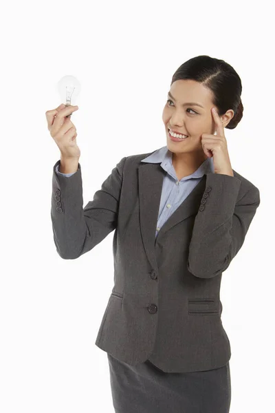 Mujer Negocios Sonriendo Sosteniendo Una Bombilla —  Fotos de Stock