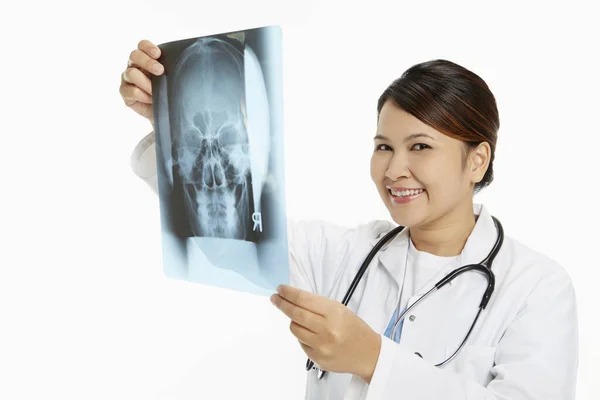Медичний Персонал Який Вивчає Рентгенівську Плівку — стокове фото