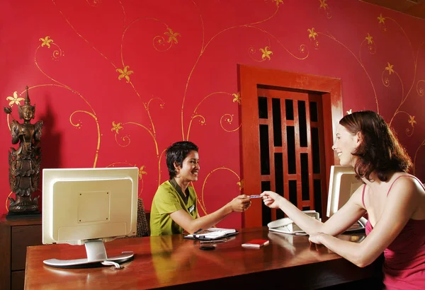 Tayland spa merkezine kayıt yaptıran bir bayan.