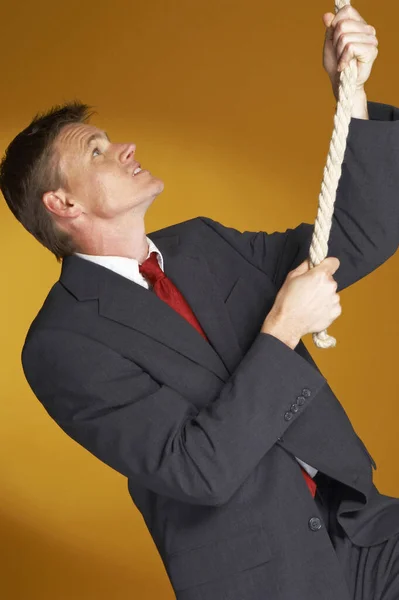 Homem Traje Negócios Tentando Subir Uma Corda — Fotografia de Stock
