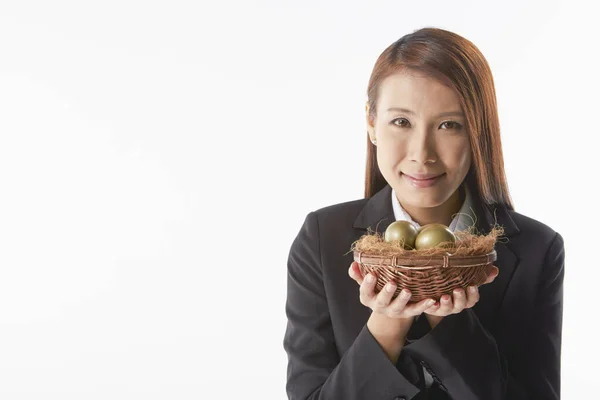 Zakenvrouw Met Een Nest Gevuld Met Gouden Eieren — Stockfoto