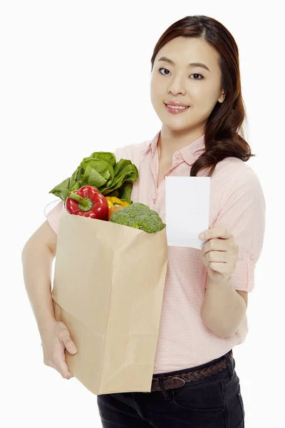 Жінка Тримає Мішок Продовольства Список Покупок — стокове фото