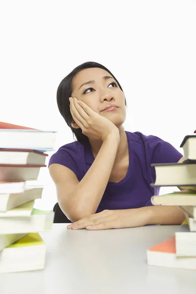 Vrouw Omringd Door Boeken Zoek Verveeld — Stockfoto