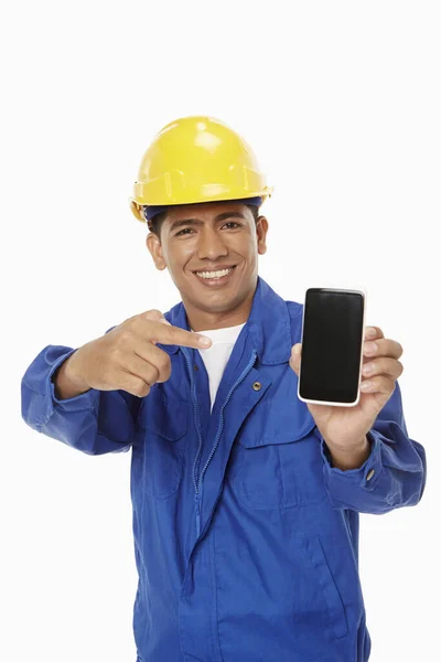 Bauarbeiter Hält Ein Handy Die Höhe — Stockfoto