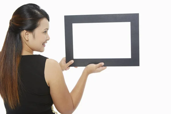 Mulher Segurando Uma Moldura Preta — Fotografia de Stock