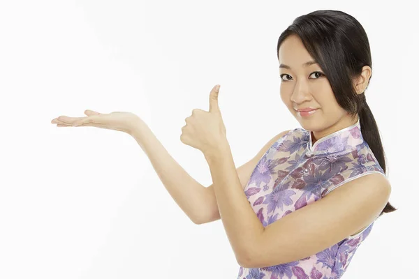 Vrouw Traditionele Kleding Met Handgebaar — Stockfoto