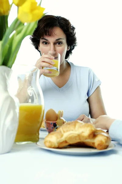 Kobieta Pijąca Szklankę Soku Pomarańczowego — Zdjęcie stockowe